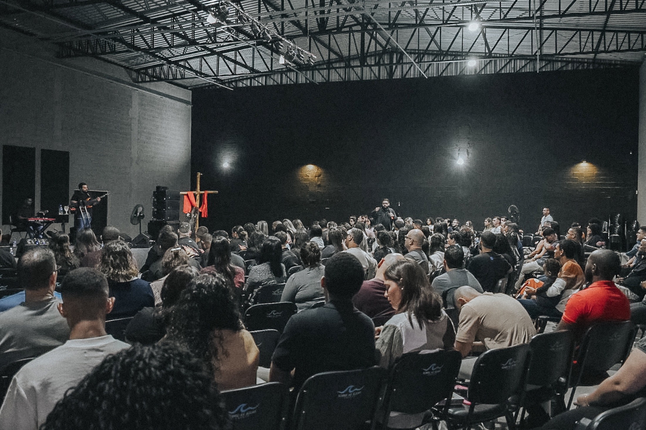 Congregação reunida no auditório da Sobre as Águas Church