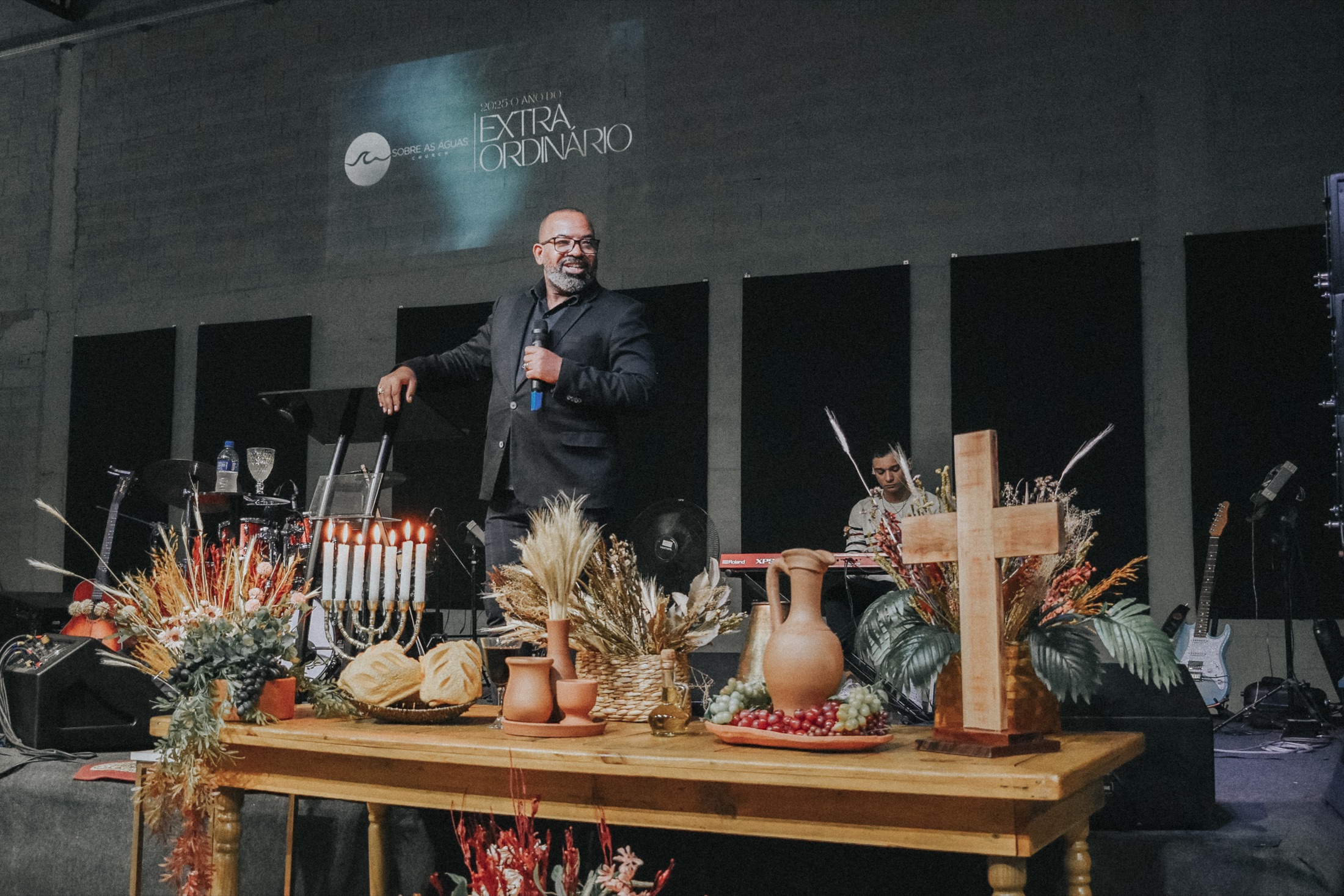 Pastor Luiz Arcanjo ministrando na Sobre as Águas Church