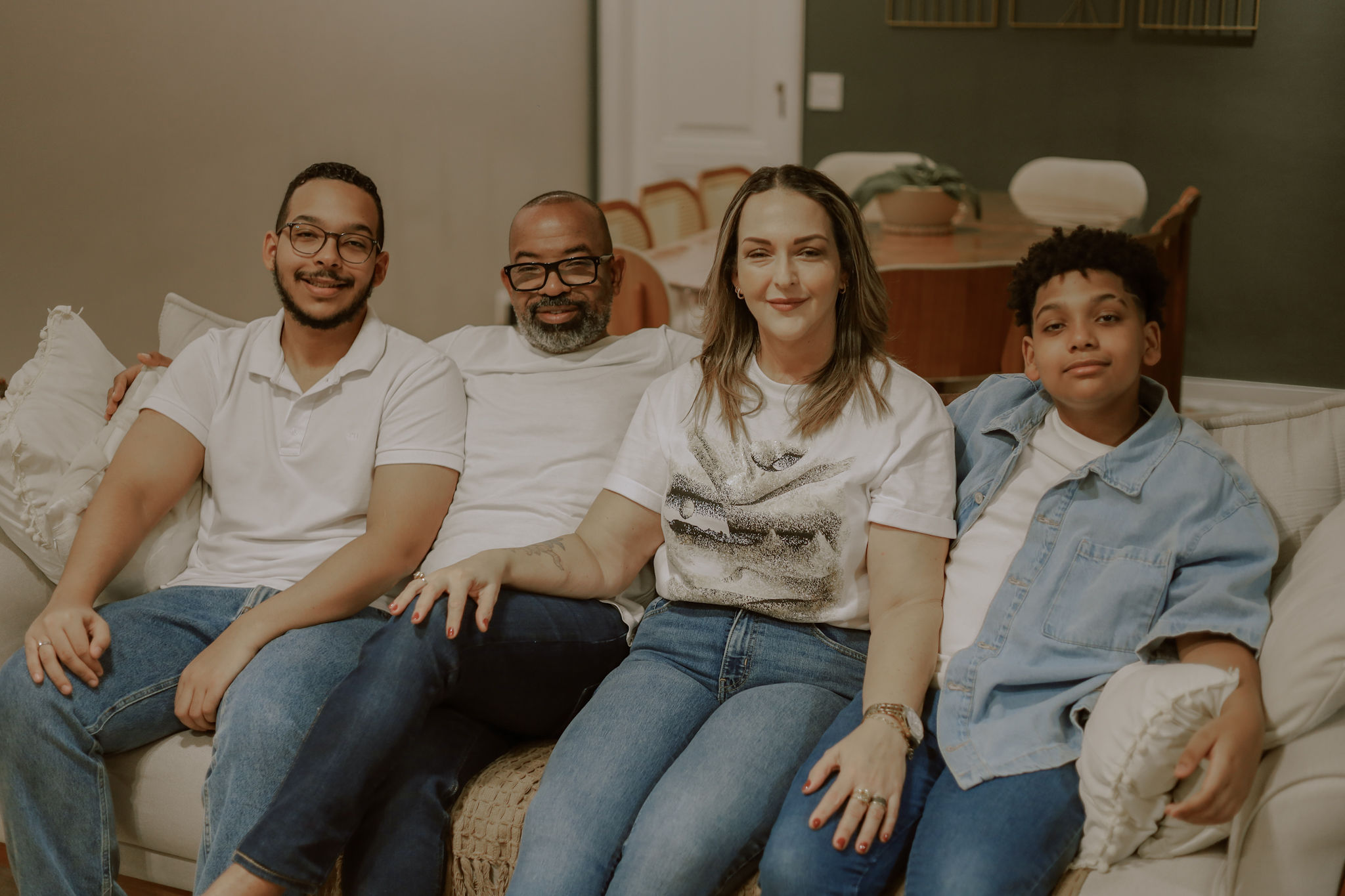 Luiz Arcanjo, Ângela Aló e os filhos no sofá