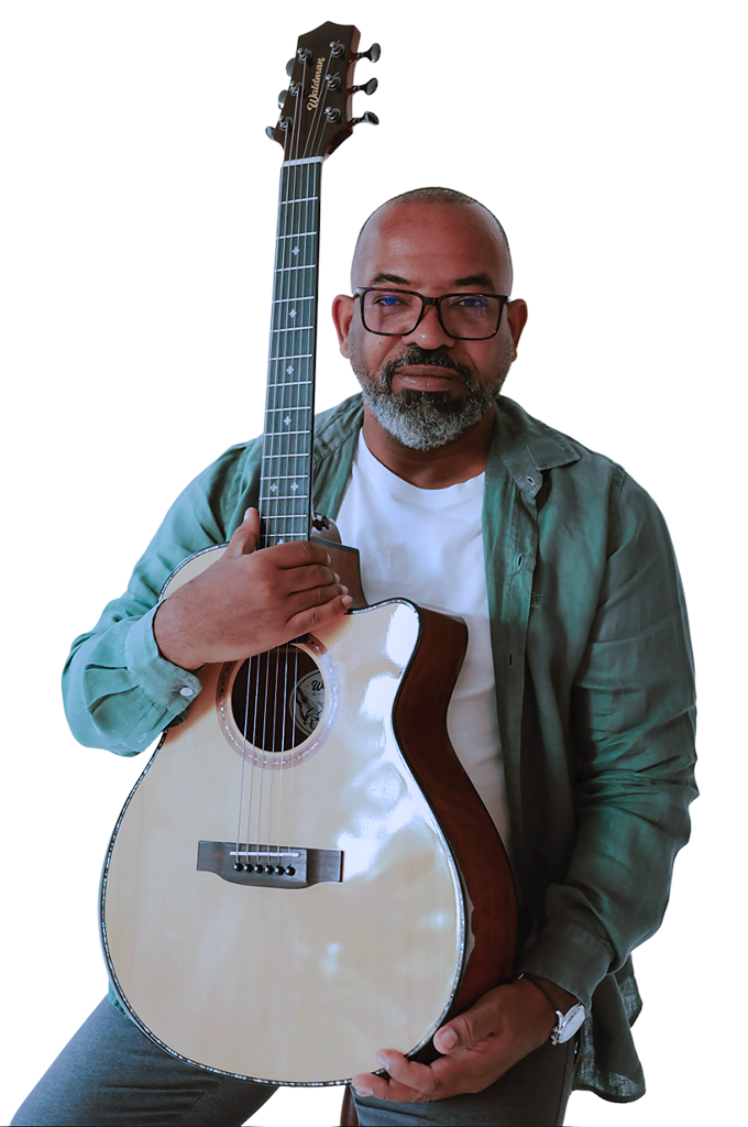 Luiz Arcanjo segurando o violão, em retrato sem fundo